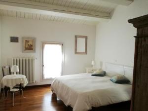 ein weißes Schlafzimmer mit einem Bett und einem Fenster in der Unterkunft Agriturismo Morattina in Castrocaro Terme