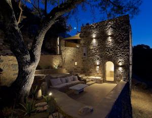 Gallery image of MELANOPETRA boutique apartments in Emporeiós