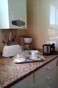 un piano di lavoro con macchinetta del caffè e tostapane di Casa do Moinho a Santa Cruz