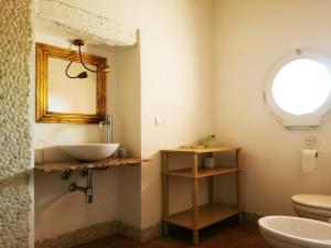 bagno con lavandino e specchio di Agriturismo Morattina a Castrocaro Terme