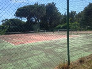 Tenis dan/atau kemudahan skuasy di Agréable studio proche StTropez Piscine et Tennis atau berdekatan
