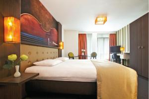 una camera d'albergo con un letto grande e una scrivania di Hotel Medemblik a Medemblik