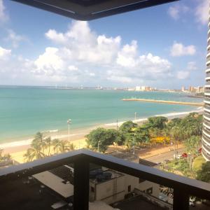 フォルタレザにあるAtlântico Flat Residenceのコンドミニアムのバルコニーからビーチの景色を望めます。