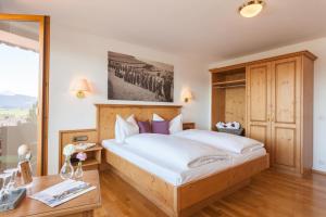 Postel nebo postele na pokoji v ubytování Hartungs Hoteldorf