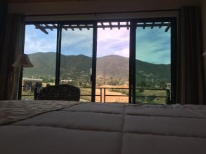 Pemandangan gunung umum atau pemandangan gunung yang diambil dari hotel