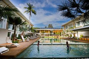 two children in the swimming pool at a resort at Chi Samui Resort in Bophut