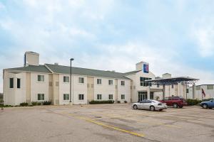 a large building with cars parked in a parking lot at Motel 6-Grand Island, NE in Doniphan
