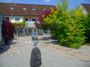 Budova, kde se penzion nachází + 24 fotografií