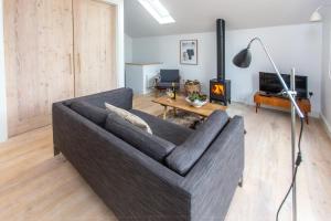 - un salon avec un canapé et une cheminée dans l'établissement Laurel Studio, à Aldeburgh