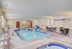 The swimming pool at or close to Cobblestone Hotel & Suites - Punxsutawney