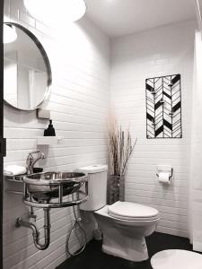 La salle de bains est pourvue de toilettes, d'un lavabo et d'un miroir. dans l'établissement Stay in Style at Nimman R208, à Chiang Mai