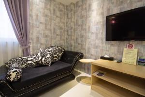 Televízia a/alebo spoločenská miestnosť v ubytovaní Bei Yue B&B