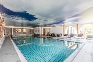 Bazén v ubytovaní Hotel Restaurant Krone & Wellness - Schopfheim alebo v jeho blízkosti
