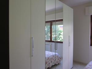 フォルミアにあるResidence dei Fioriの白いキャビネットとベッド付きのベッドルーム1室