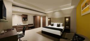 Postel nebo postele na pokoji v ubytování Grand Mercure Vadodara Surya Palace