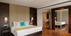 Postel nebo postele na pokoji v ubytování Grand Mercure Vadodara Surya Palace