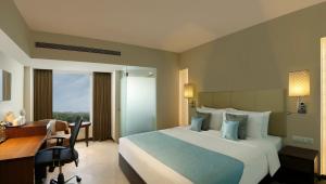 Postel nebo postele na pokoji v ubytování Grand Mercure Vadodara Surya Palace