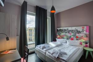 Cama o camas de una habitación en MEININGER Hotel Berlin Alexanderplatz