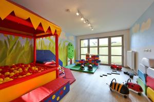 ein Kinderzimmer mit einem Spielzimmer mit einem Spielset in der Unterkunft Sonnenhotel Fürstenbauer in Bodenmais