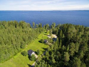 una vista aerea di una casa sulla riva di un lago di Lomakylä Tapiola a Lappajärvi