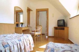 A bed or beds in a room at Hotel Szeleta