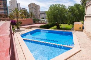 ein Swimmingpool mitten in einem Gebäude in der Unterkunft Two-Bedroom Apartment Diosa Tanit in Alicante