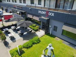 una vista aérea de un edificio con una estatua de una mujer en Hotel Restaurant Felderbock, en Nußloch