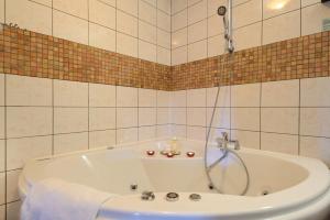 A bathroom at Hansalinn