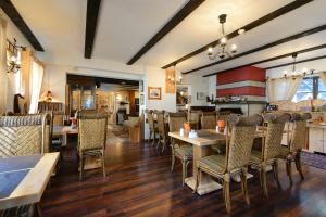 A restaurant or other place to eat at Hansalinn