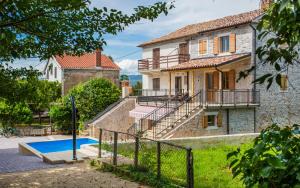 クリムノにあるVilla Klimnoのプールと家のあるヴィラ