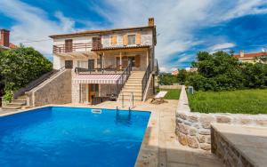 クリムノにあるVilla Klimnoの家の前にプールがある家