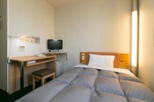 Łóżko lub łóżka w pokoju w obiekcie WASHINGTON R&B Hotel Nagoya Nishiki