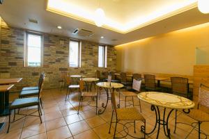 restauracja ze stołami, krzesłami i ceglanymi ścianami w obiekcie WASHINGTON R&B Hotel Nagoya Nishiki w mieście Nagoja
