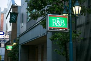 Znak na świetle ulicznym obok budynku w obiekcie WASHINGTON R&B Hotel Nagoya Nishiki w mieście Nagoja