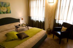 a bedroom with a bed with a table and a chair at Casa Americani in Montà