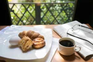 un plato de comida con un huevo y una taza de café en R&B Hotel Nagoya Nishiki, en Nagoya