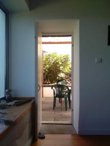 una puerta que conduce a un patio con una silla al aire libre en Casa Comprida, en Santo Amaro