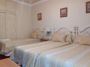Ένα ή περισσότερα κρεβάτια σε δωμάτιο στο Hotel Victoria