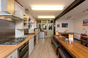 uma grande cozinha com balcões de madeira e uma bancada em YHA Dartmoor em Postbridge