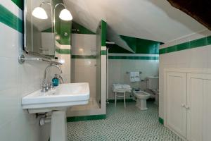 A bathroom at B&B Il Quadrifoglio
