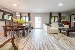 Ruang duduk di HEARTS & PONIES Apartamentos con piscinas privadas cerca de la Warner
