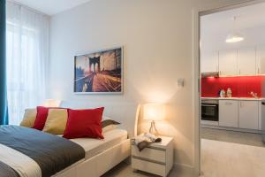 Kuchnia lub aneks kuchenny w obiekcie Apartment Dąbrowskiego by The Railway Station Wroclaw
