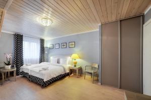 Posteľ alebo postele v izbe v ubytovaní Apartamenty Łozówka