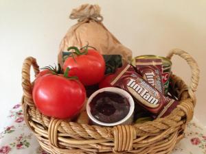 una cesta llena de tomates y otros alimentos en una mesa en 3 Kings Bed and Breakfast en Yarra Junction