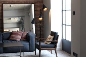 佛罗伦萨c-外交官酒店的客厅里有一张蓝色的沙发和一把椅子