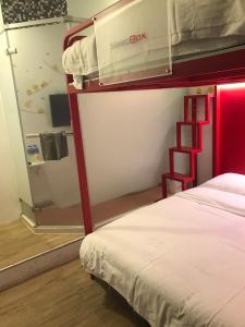 Postel nebo postele na pokoji v ubytování SleepBox Hostel