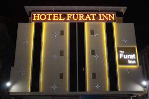 une auberge trumpinienne avec un panneau en haut dans l'établissement Hotel The Furat Inn, à Vapi