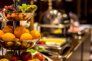 a display of fruit in bowls on a counter at Sachsenwald Hotel Reinbek in Reinbek