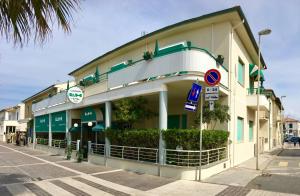 un edificio al lado de una calle en Lungomare Hotel en Marina di Cecina