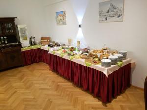 einem langen Tisch mit Tellern und Lebensmitteln darauf in der Unterkunft Hotel Garni zum Goldenen Ring in Quedlinburg